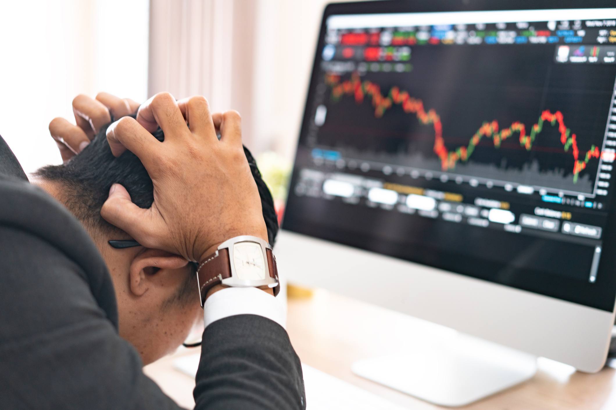 5 Rookie Mistakes That Cost Crypto Traders Thousands (And How Stock Market Veterans Avoid Them)